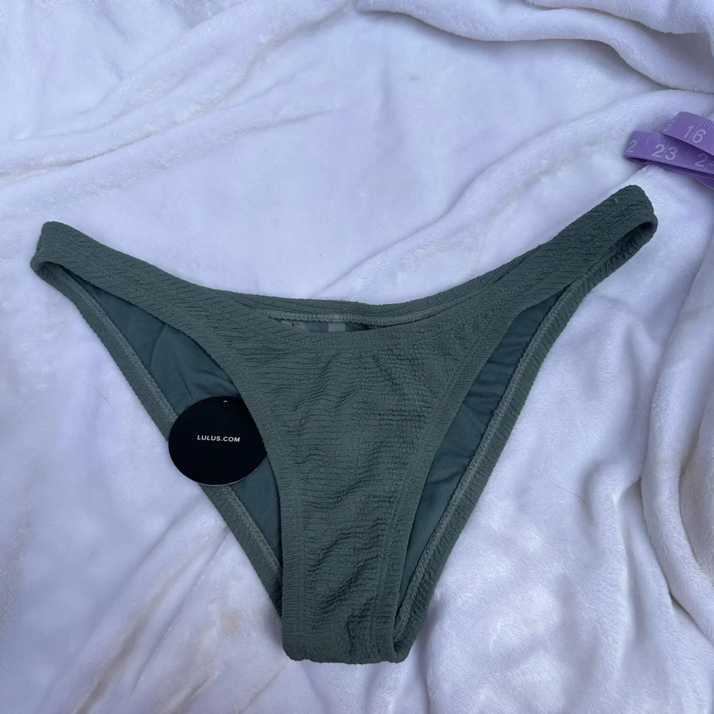 NWT Lulu’s bikini bottoms in gray/green.  Size Large.‎